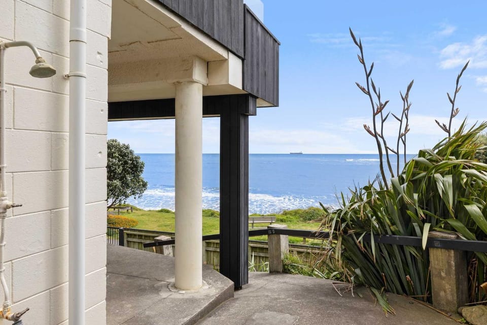 Wow On Wanaka Bay - beachfront living at its best Apartment in New Plymouth