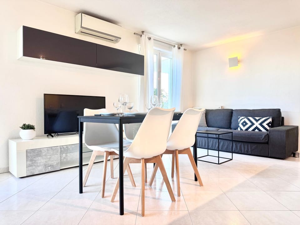 TV and multimedia, Seating area, Dining area, air conditioner