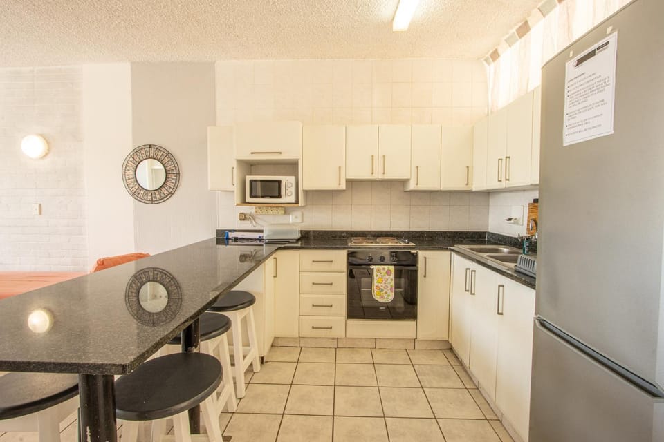 Kitchen or kitchenette, Dining area, minibar, pet friendly, stove, toaster