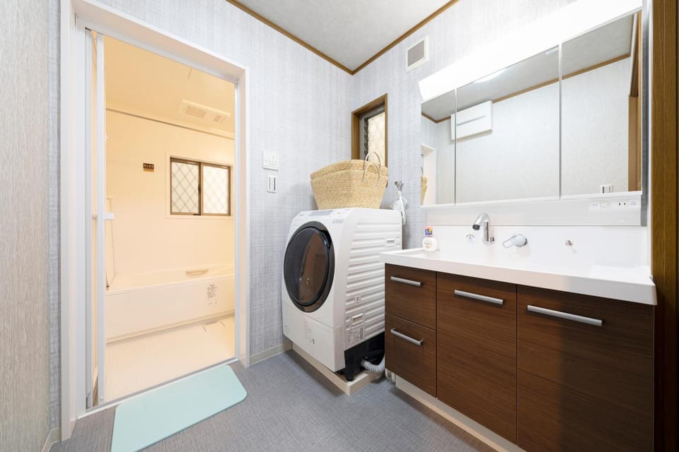 Shower, Bathroom, Bath, towels, washing machine, dryer