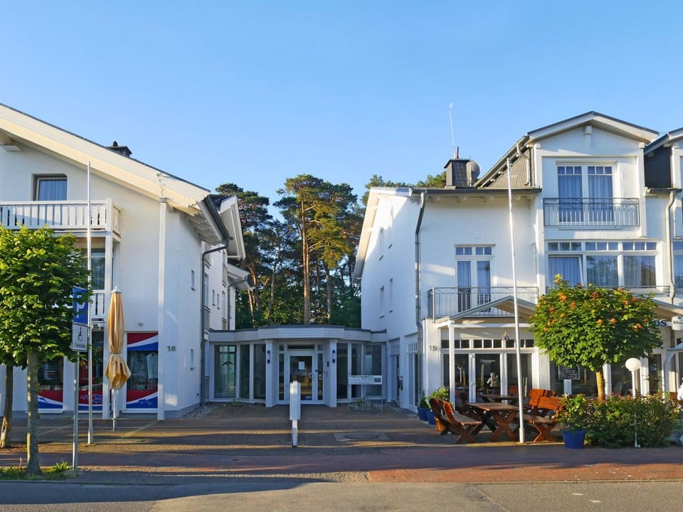 Property building, Facade/entrance