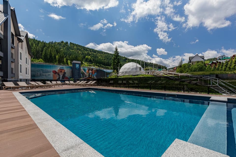 Day, People, Natural landscape, Mountain view, Pool view, Swimming pool, group of guests, sunbed