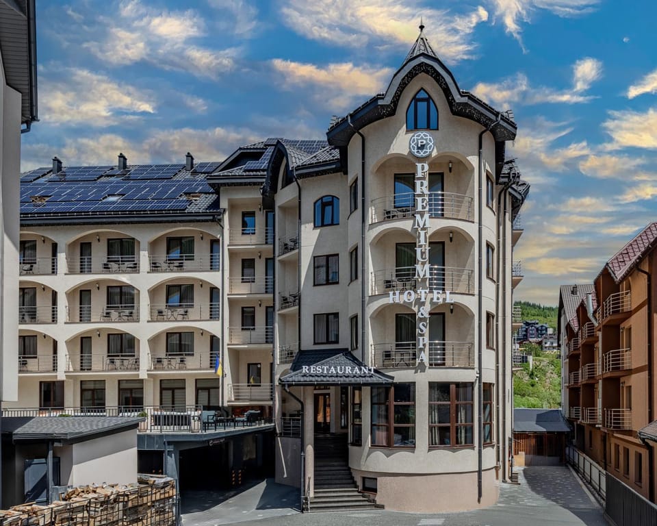 Property building, Day, Neighbourhood, City view, Street view, Location, Parking