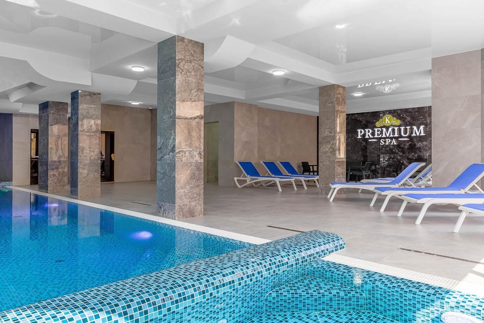 Spa and wellness centre/facilities, Pool view, Swimming pool, sunbed