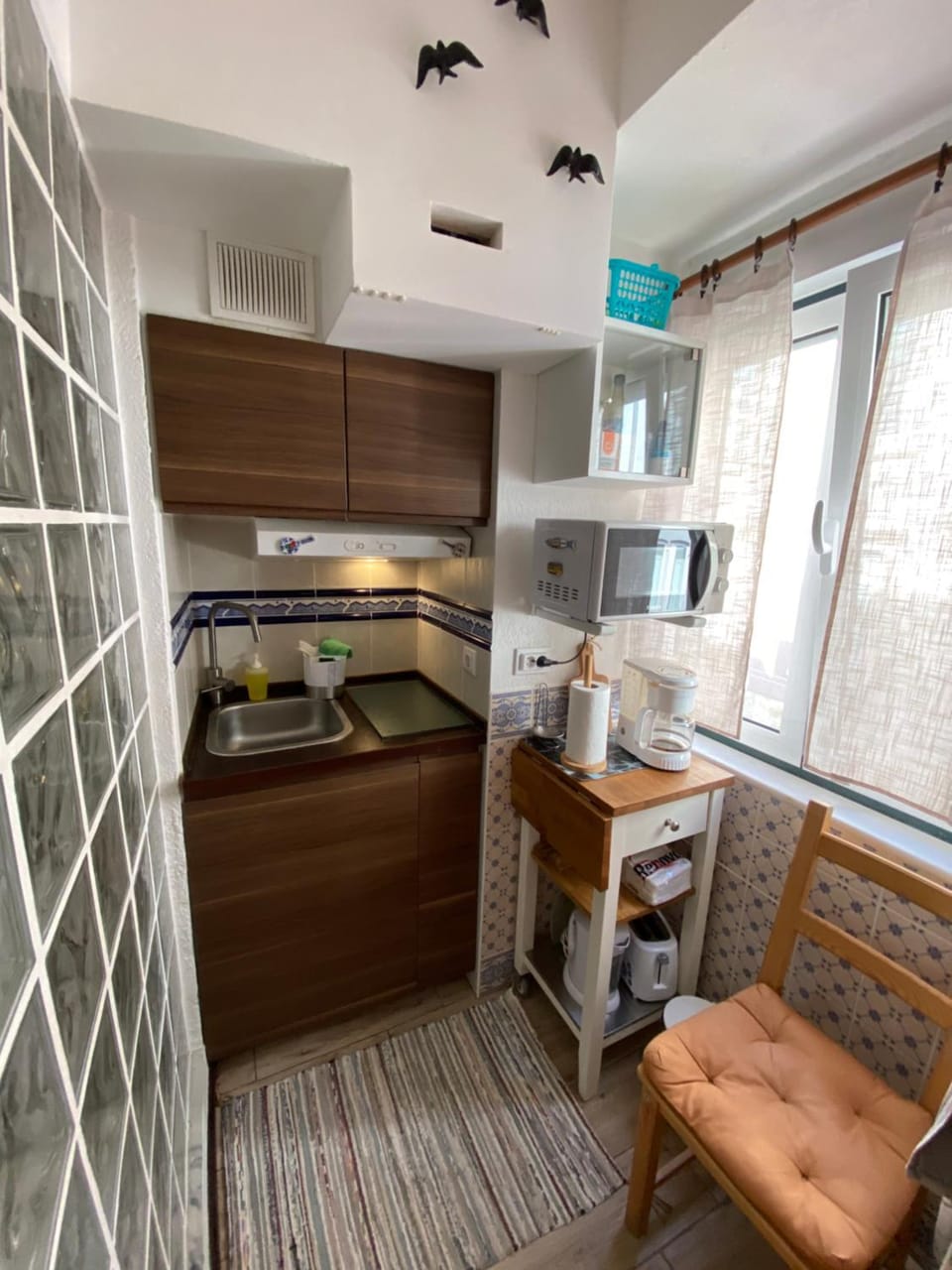 Kitchen or kitchenette, microwave, stove