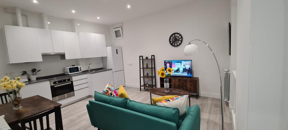 TV and multimedia, Kitchen or kitchenette, Living room, Seating area, Dining area, Evening entertainment, oven, stove