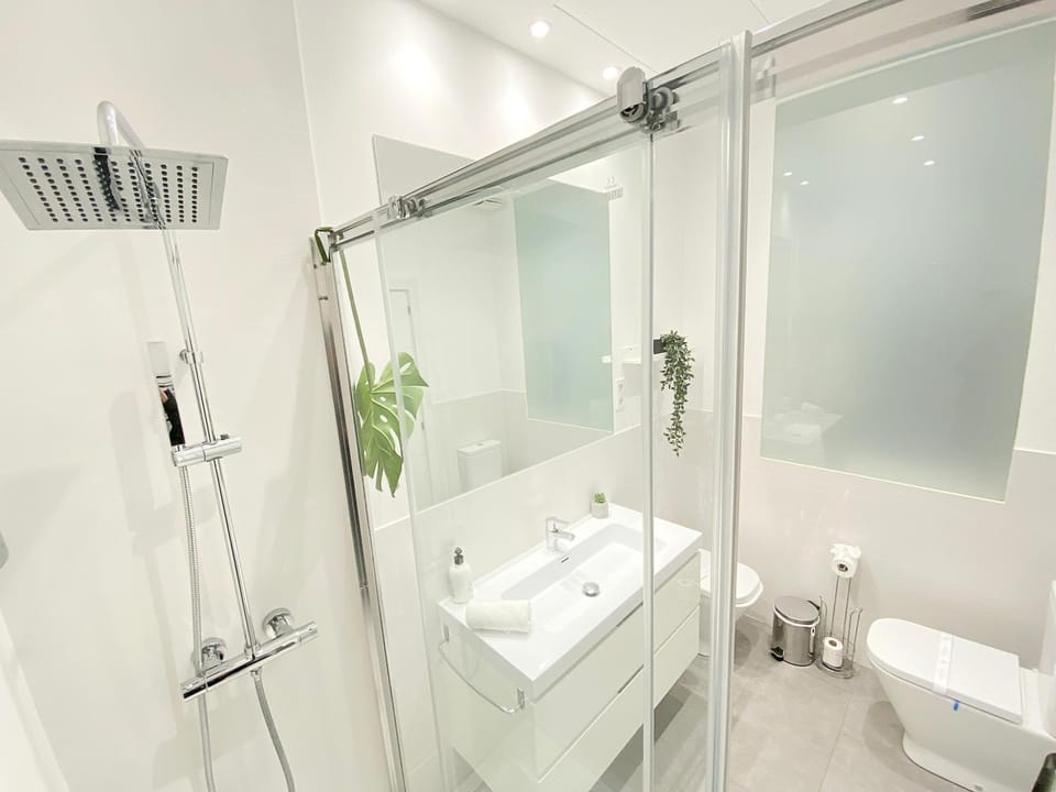 Shower, Toilet, Bathroom, towels