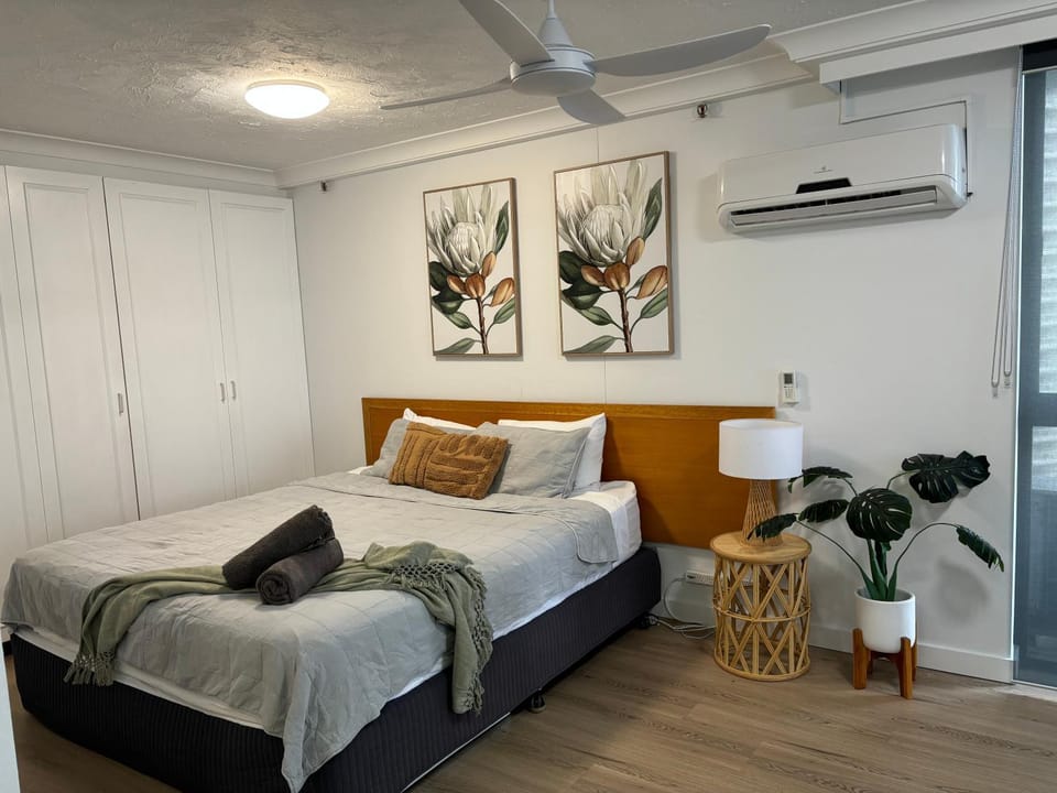 Unit 2 - Beach view in Paradise Apartment in Surfers Paradise