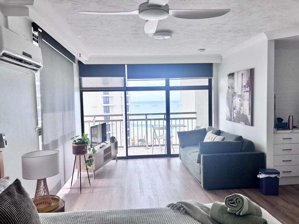 Unit 2 - Beach view in Paradise Apartment in Surfers Paradise