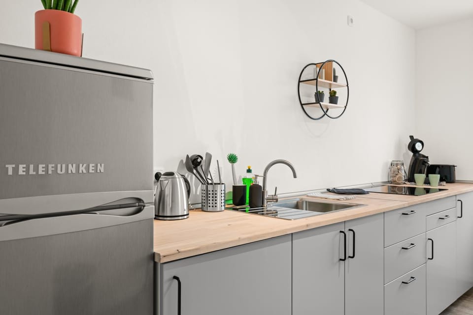 Coffee/tea facilities, Kitchen or kitchenette, stove, kitchen