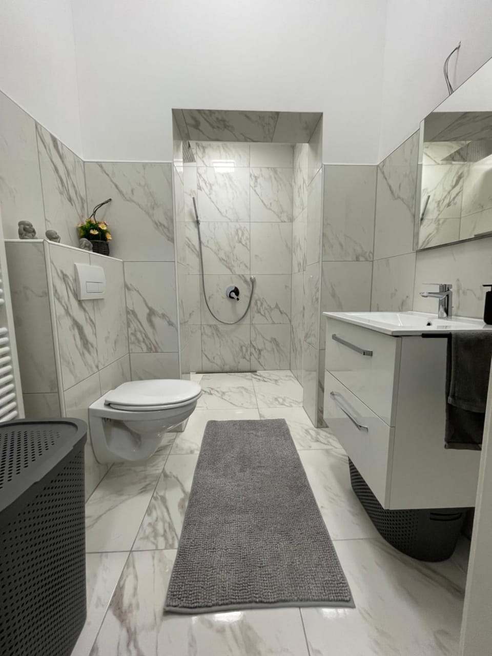 Shower, Toilet, Bathroom, Photo of the whole room, towels