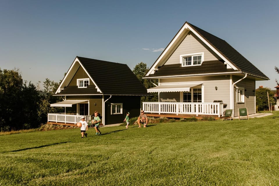 Property building, Spring, Day, People, Natural landscape, Garden, Garden view, group of guests
