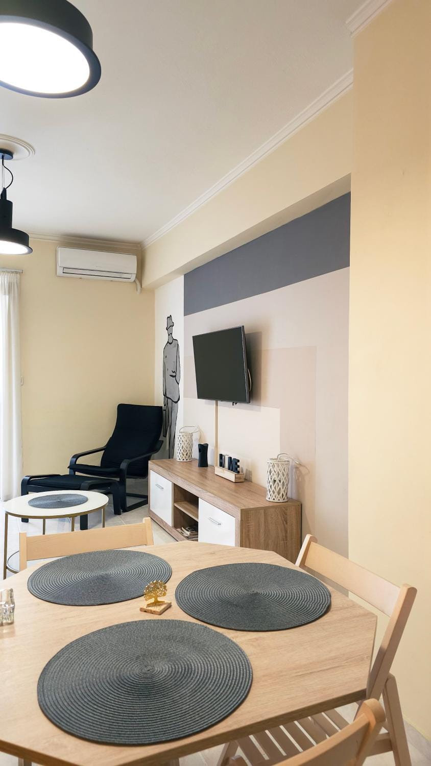 TV and multimedia, Living room, Seating area, Evening entertainment