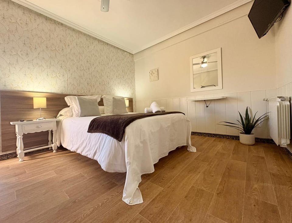 Bed, TV and multimedia, Photo of the whole room, Bedroom, towels