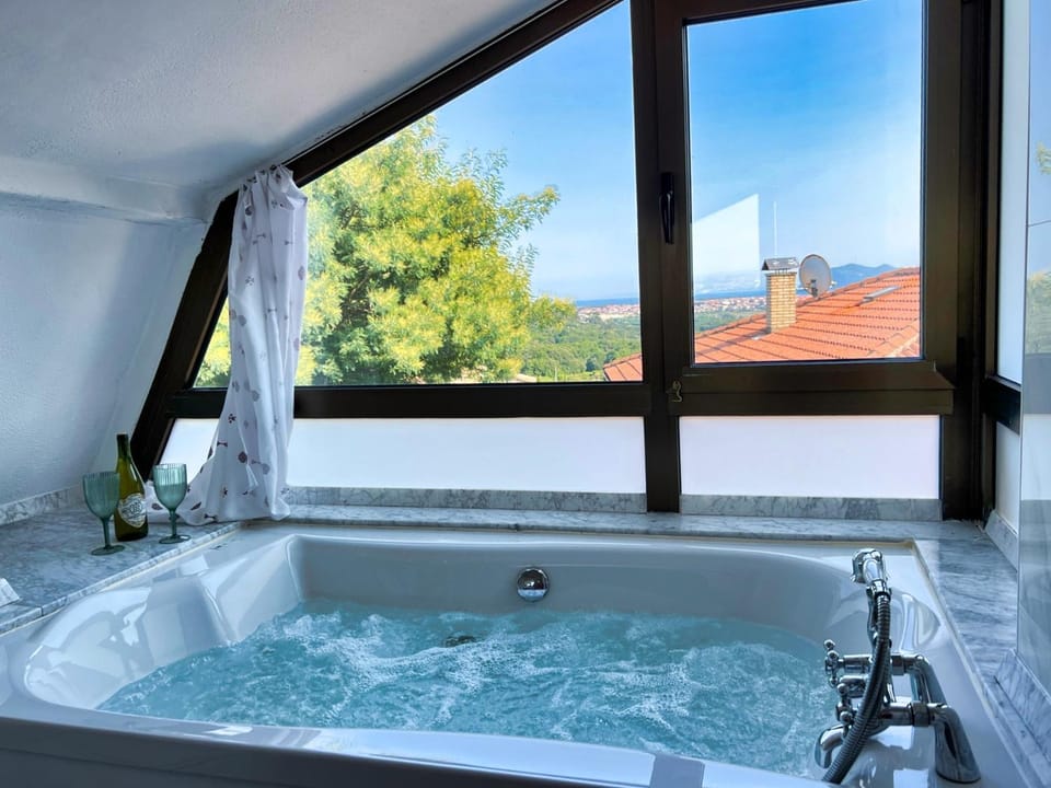 Natural landscape, Hot Tub, Bathroom, Mountain view