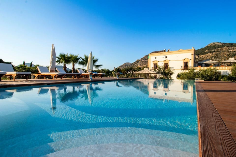 Day, Natural landscape, Mountain view, Pool view, Swimming pool, sunbed