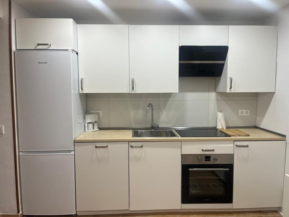 Kitchen or kitchenette, dishwasher, oven, pet friendly, stove