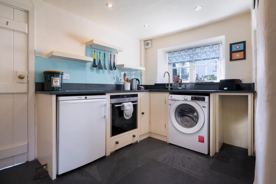 Kitchen or kitchenette, dishwasher, washing machine