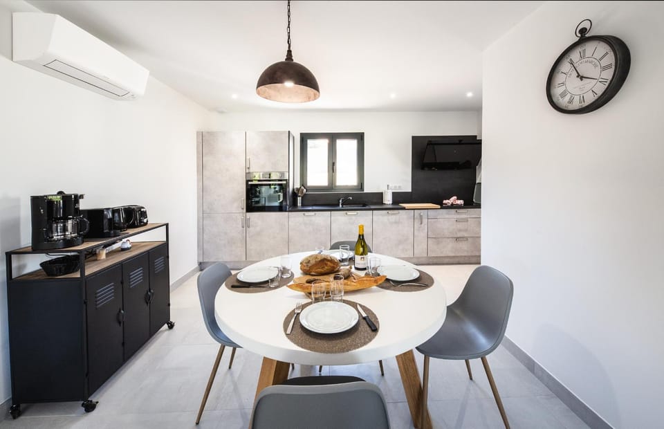 Coffee/tea facilities, Kitchen or kitchenette, Dining area, stove, toaster