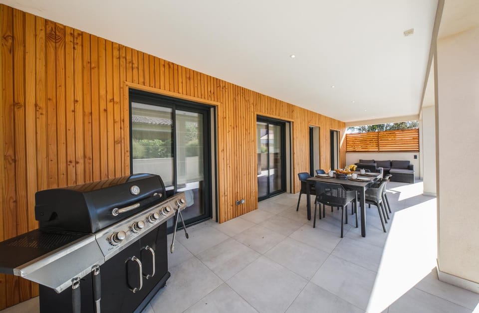 Patio, BBQ facilities