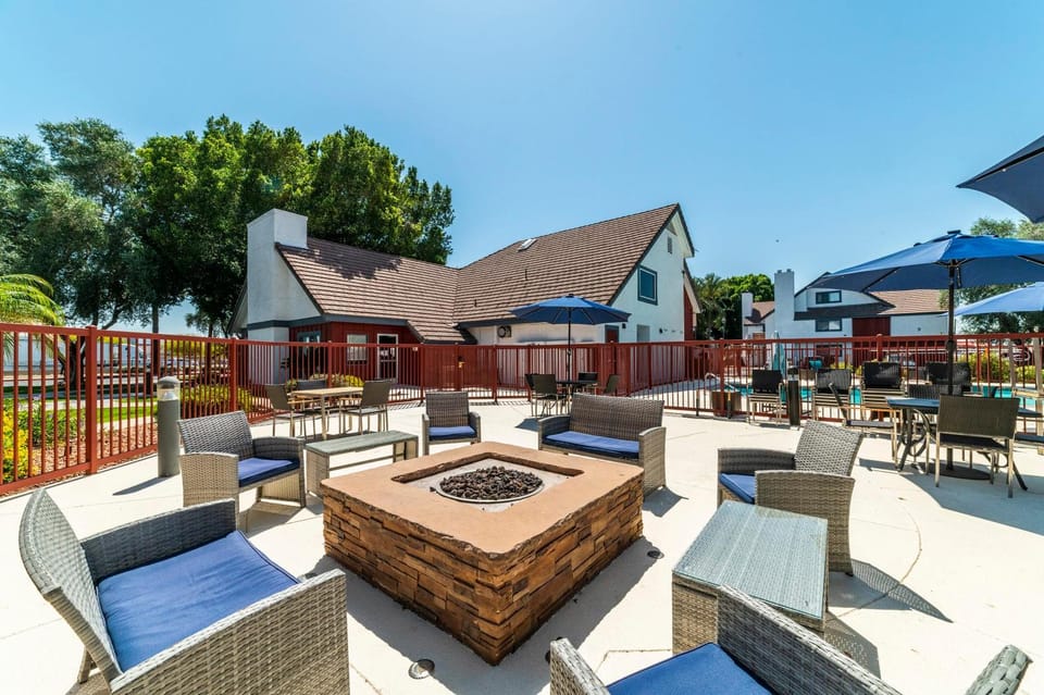 Metro Phoenix Extended Stay - 1 BR Deluxe Apartment in Phoenix