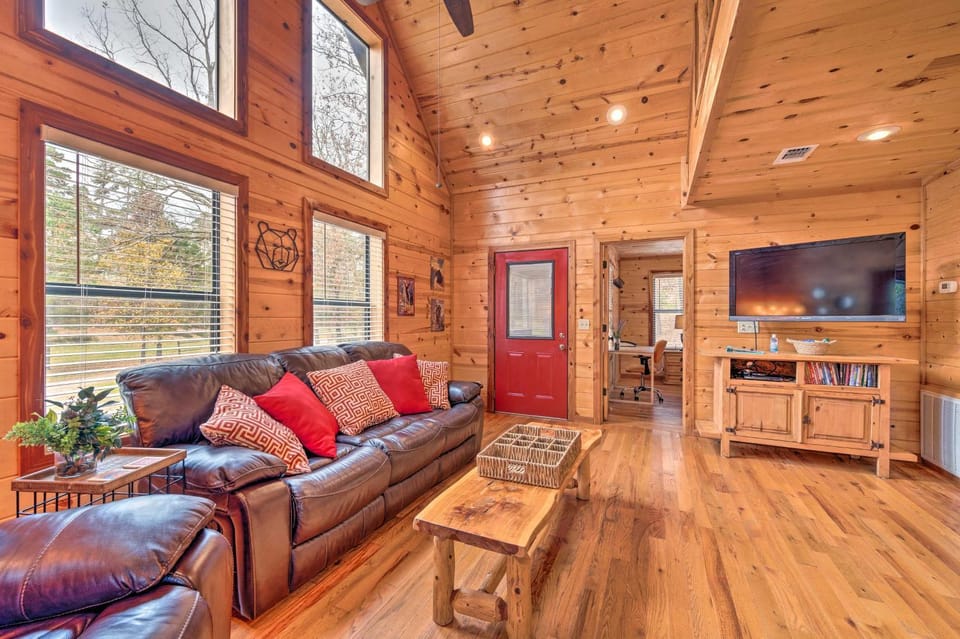 Hot Tub: 'Little Bear's Pond' Broken Bow Cabin Cabin in Broken Bow