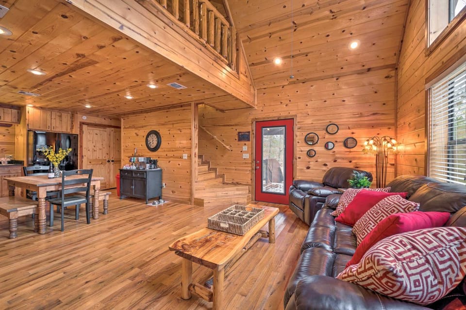 Hot Tub: 'Little Bear's Pond' Broken Bow Cabin Cabin in Broken Bow