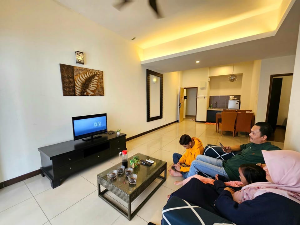 Communal lounge/ TV room, People, TV and multimedia, Living room, Seating area, Evening entertainment, group of guests, fireplace
