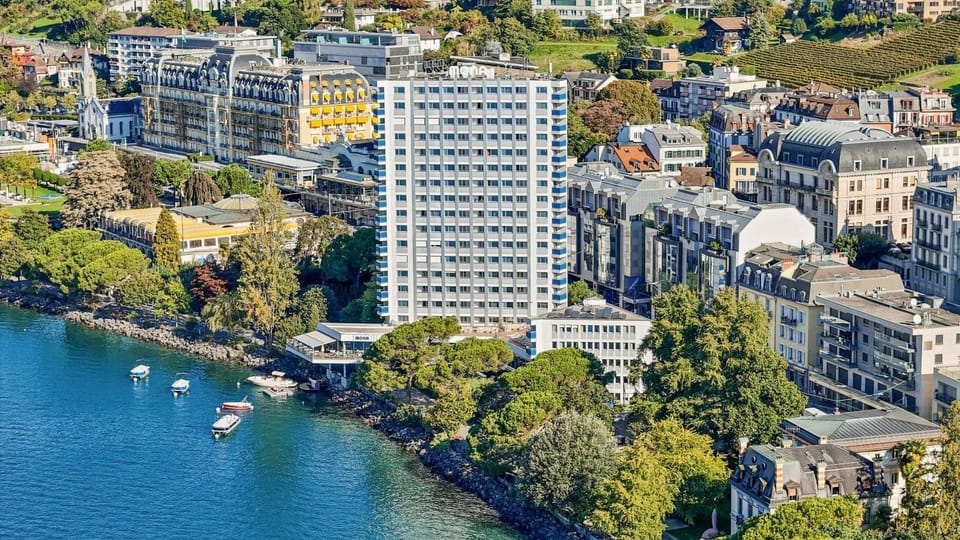 Property building, Bird's eye view, Lake view, Location