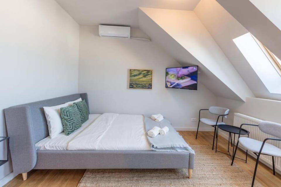 Bed, Living room, Photo of the whole room, Seating area, Bedroom