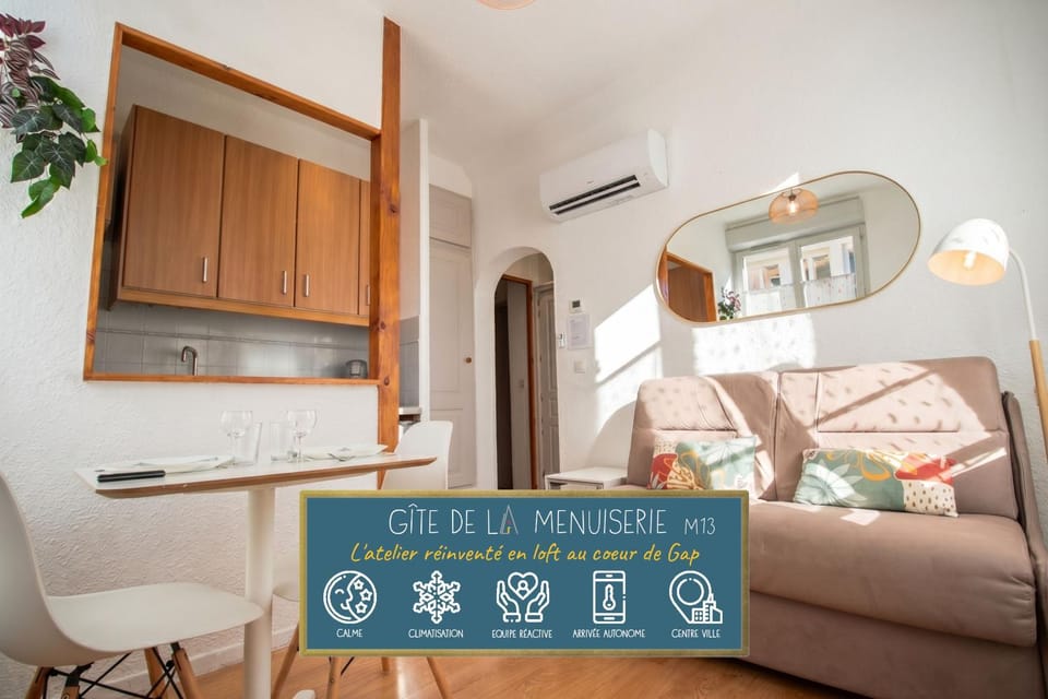 Living room, Text overlay