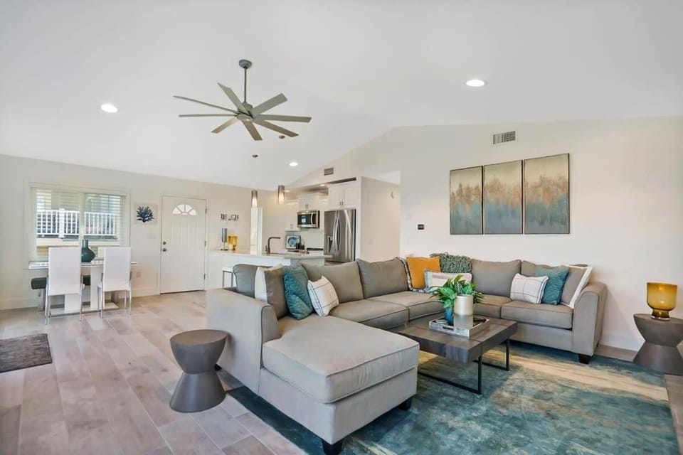 Ocean Views Retreat! Renovated Apt with Beach Bikes! Apartment in Butler Beach