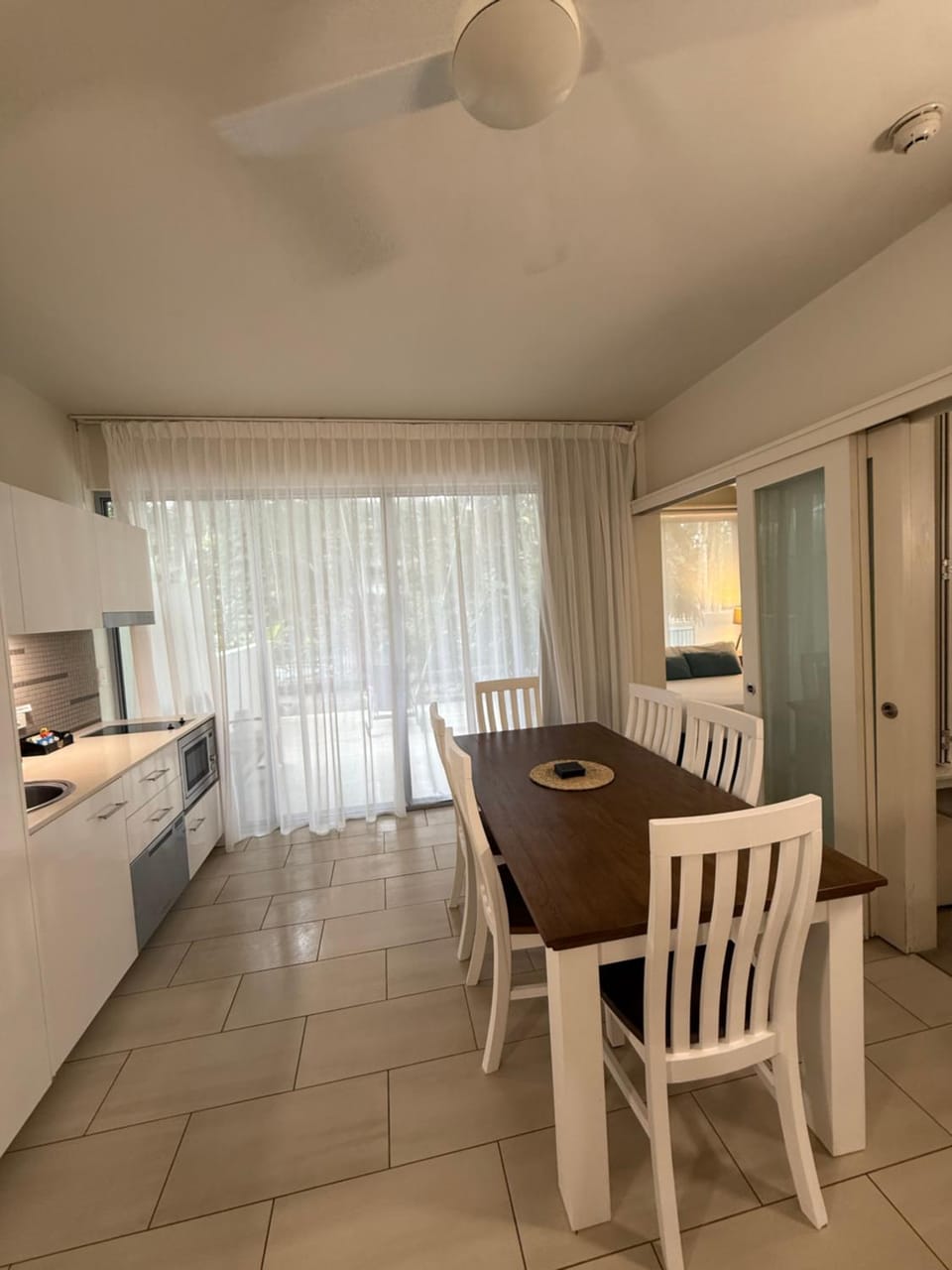 Kitchen or kitchenette, Dining area