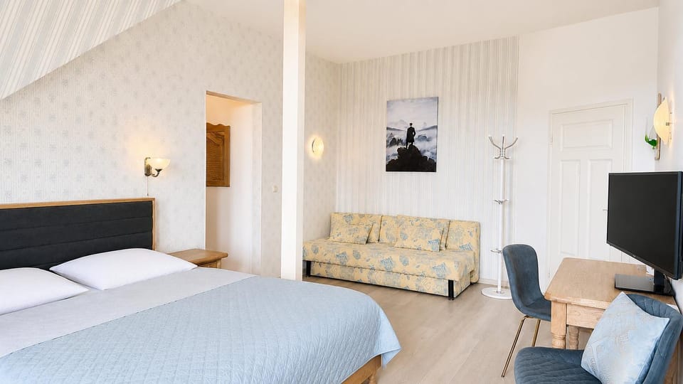 Bed, TV and multimedia, Photo of the whole room, Seating area, Bedroom