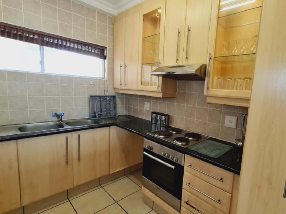 Kitchen or kitchenette, minibar, stove