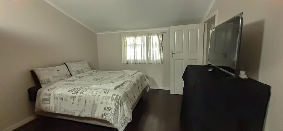 Shower, Toilet, TV and multimedia, Bedroom
