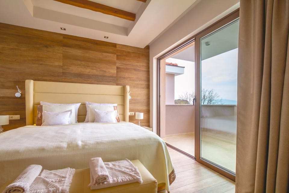Bed, Balcony/Terrace, Bedroom, Sea view