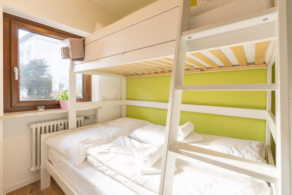 Bedroom, bunk bed
