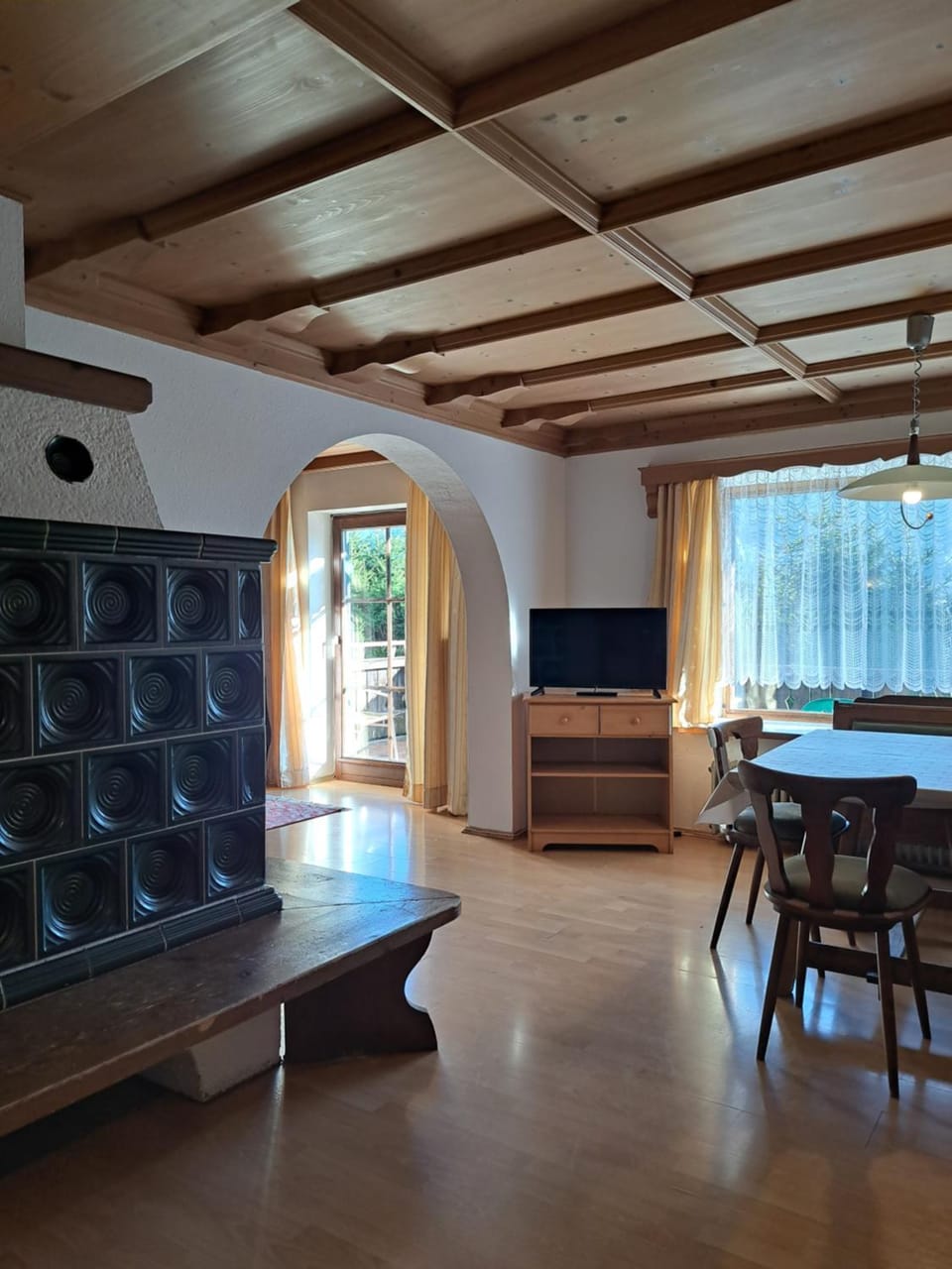 TV and multimedia, Living room, Seating area, Dining area