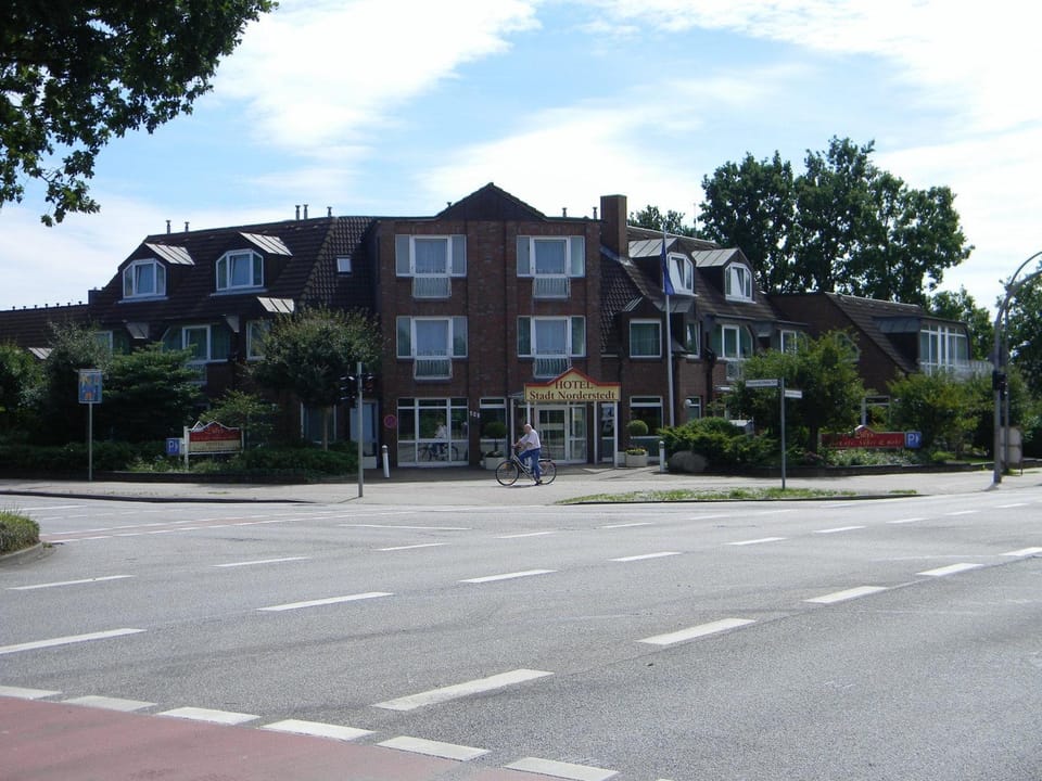 Property building, Facade/entrance, Activities