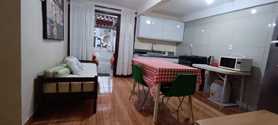 Apartamento térreo com ar condicionado e 2 suítes bem localizado Apartment in Garopaba
