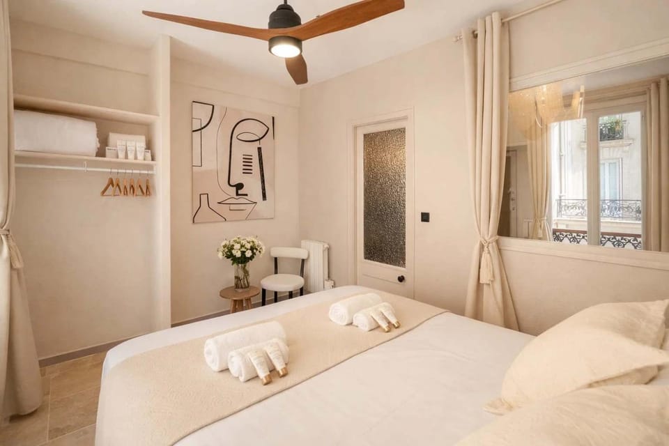 Bed, Photo of the whole room, Bedroom, towels