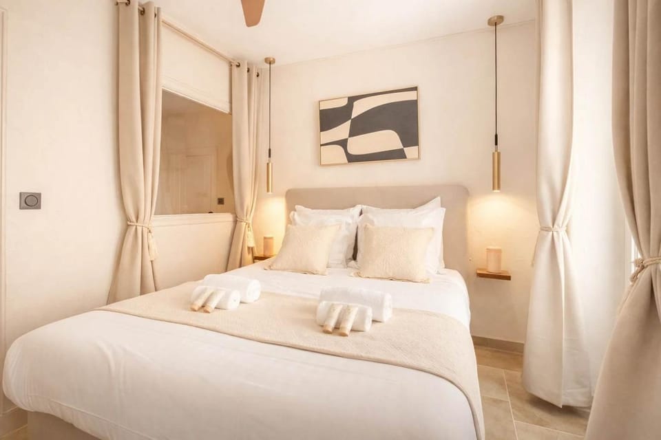Bed, Photo of the whole room, Bedroom, towels