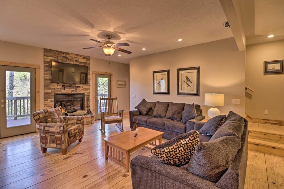 The Captains Quarters in Rogers with Covered Porch! House in Beaver Lake