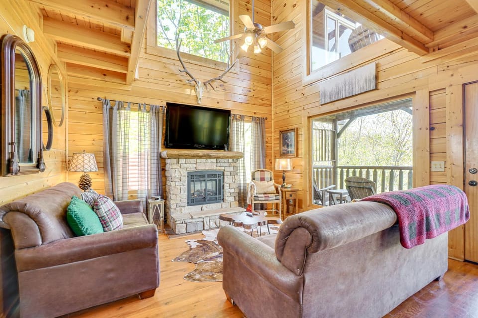 'Mountain Dreams' Cabin: Hot Tub, Sauna & Views! Cabin in Sevier County