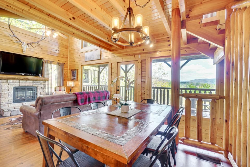 'Mountain Dreams' Cabin: Hot Tub, Sauna & Views! Cabin in Sevier County