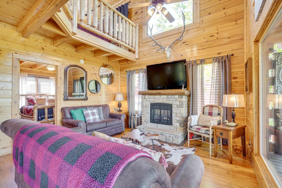 'Mountain Dreams' Cabin: Hot Tub, Sauna & Views! Cabin in Sevier County