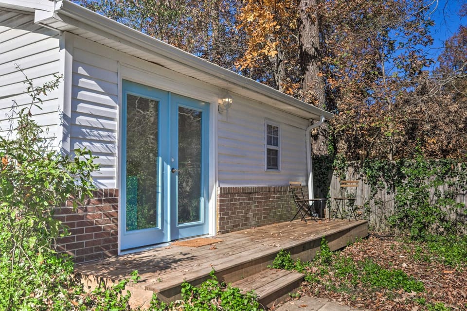 Claire’s Cottage ~ 4 Mi to Downtown Greenville! House in Greenville