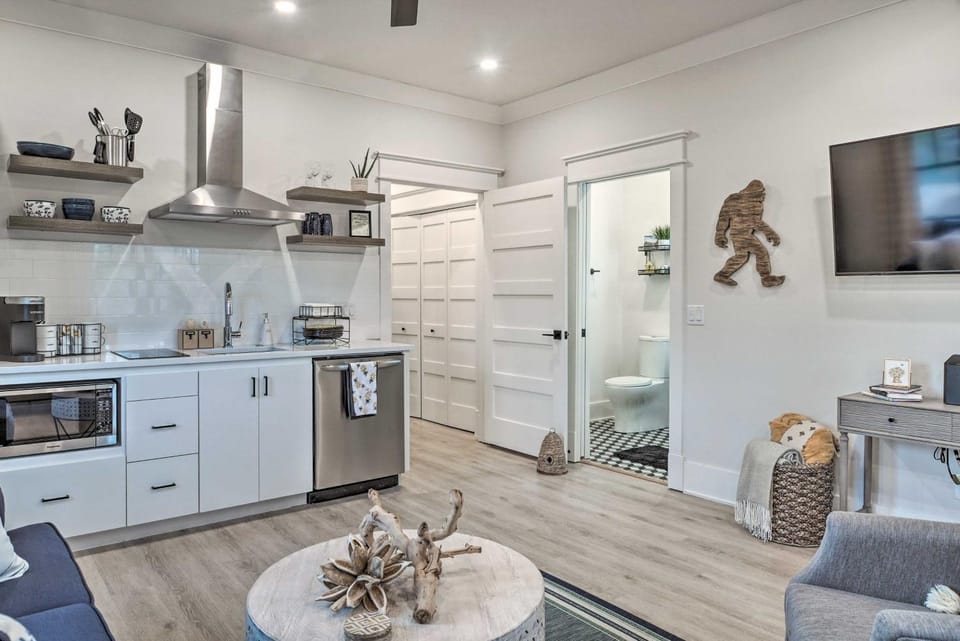 Airy Bentonville Studio Less Than 1 Mile to City Square! Apartment in Rogers