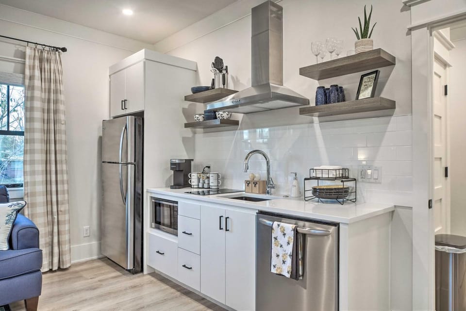 Airy Bentonville Studio Less Than 1 Mile to City Square! Apartment in Rogers